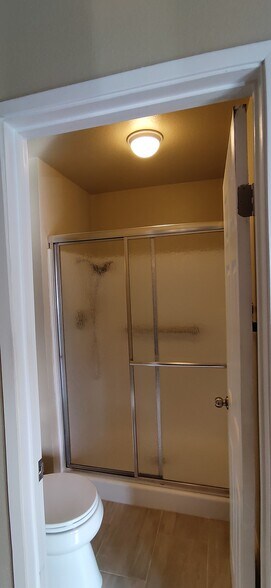 Master bathroom - 250 Parkside Gln