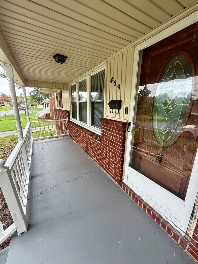 Building Photo - Three bedroom, 1 bath house in Burlington
