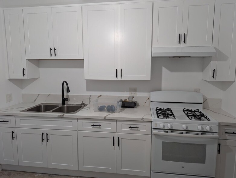 Kitchen - 4714 W 153rd St