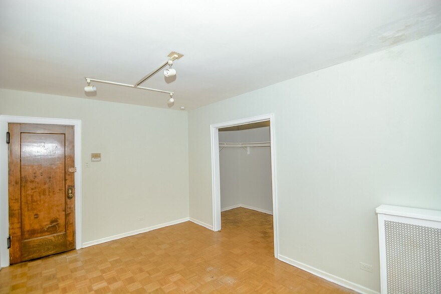 Building Photo - 629 W Belmont Ave