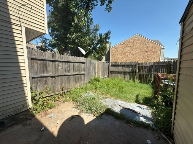 Building Photo - 2 story with fenced yard