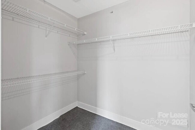Building Photo - 514 W 10th St