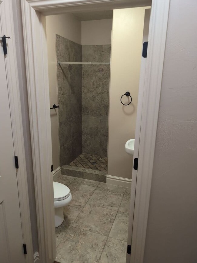 Building Photo - PET FRIENDLY -Spacious 6 Bedroom Home in St. George