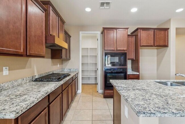 Building Photo - Welcome to this Charming 5 bedroom, 3.5 ba...