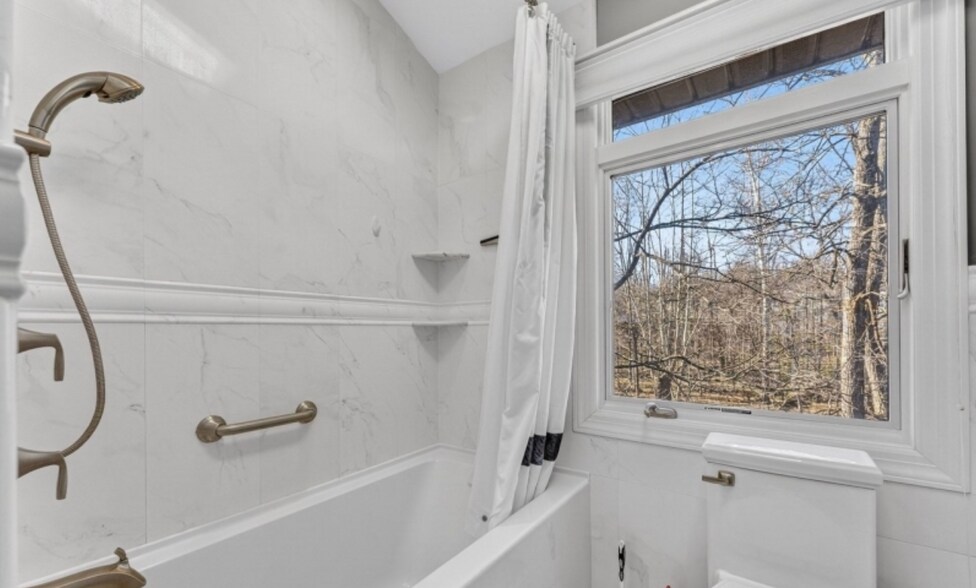 Building Photo - 2289 Brookside Dr