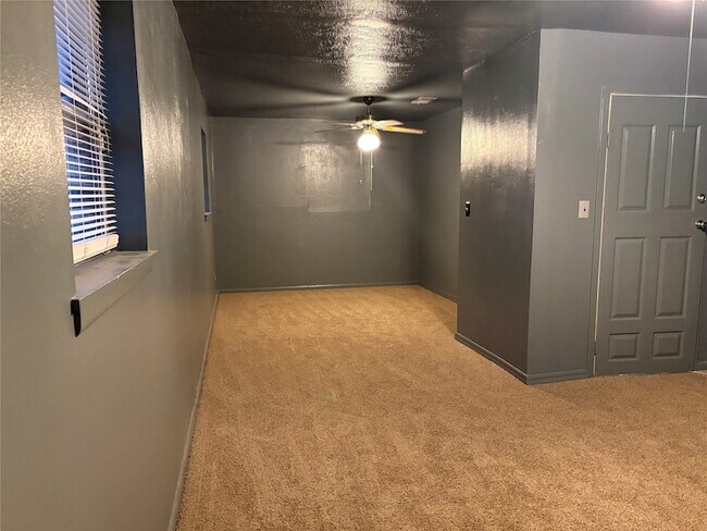 Building Photo - 415 Zinn Dr
