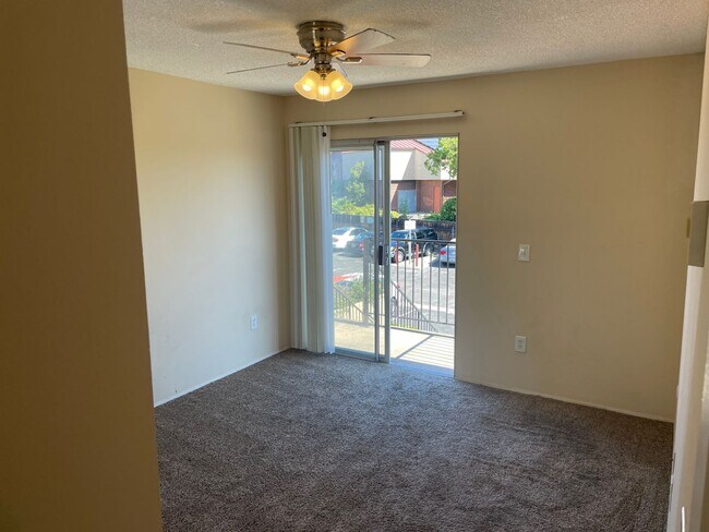 Building Photo - 3 Bed/ 2 Bath Clairemont Mesa