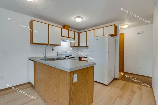 Building Photo - $500 OFF 2ND MONTH RENT** Spacious Pet-Friendly Top-Floor Unit w/ Parking Included!