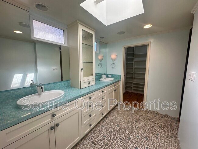 Building Photo - 23338 Los Encinos Way