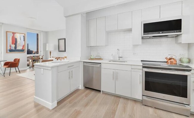Building Photo - 2 bedroom in LONG ISLAND CITY NY 11109