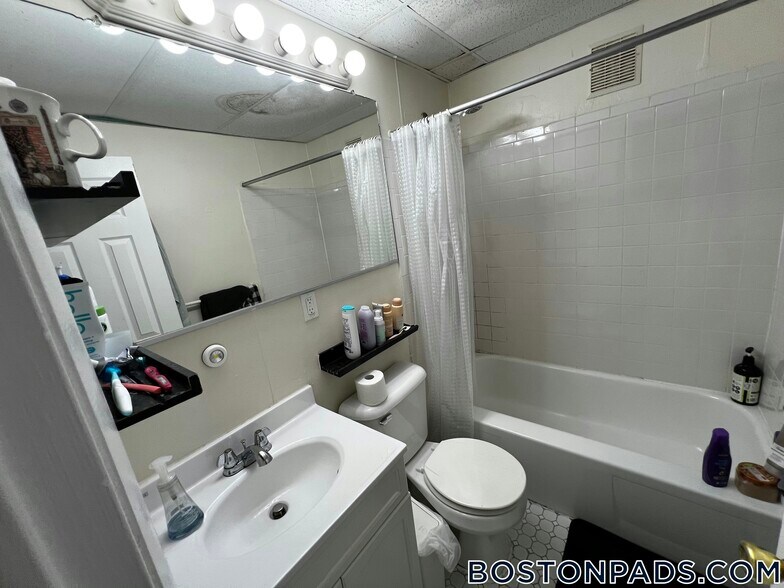 Building Photo - 439 Cambridge St