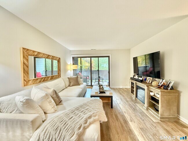 Building Photo - 129 Rowayton Woods Dr