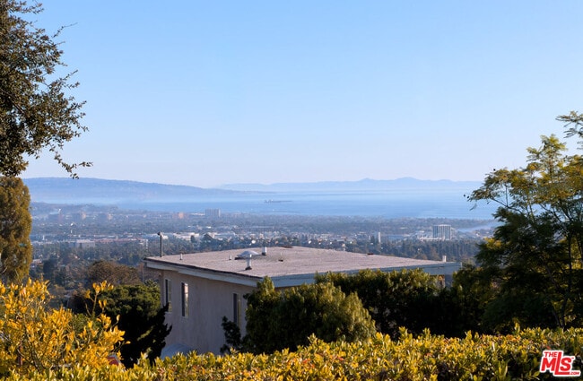 Building Photo - 826 N Tigertail Rd