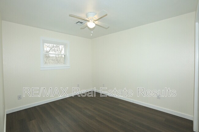 Building Photo - 208 White Oak Dr NE