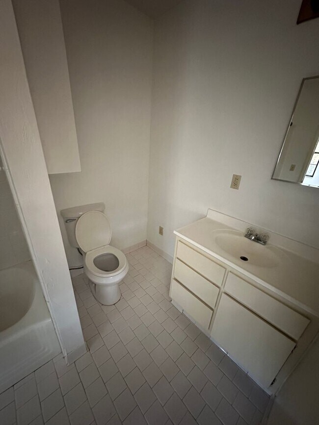 Building Photo - 3 bedroom 2 bath house in Midtown! Available NOW!