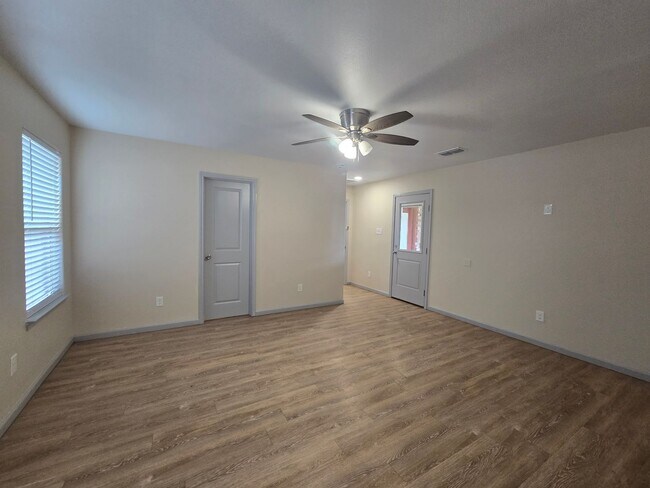 Building Photo - Spacious 3/2/2 Home with Modern Finishes a...