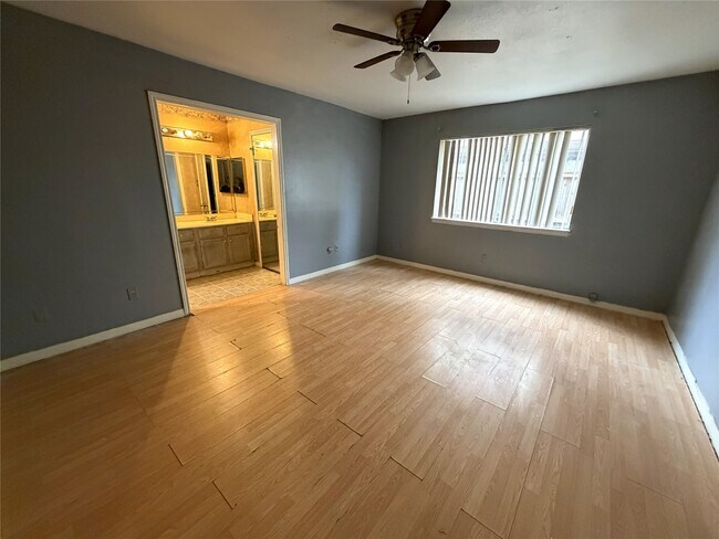 Building Photo - 11315 Paramount Ln