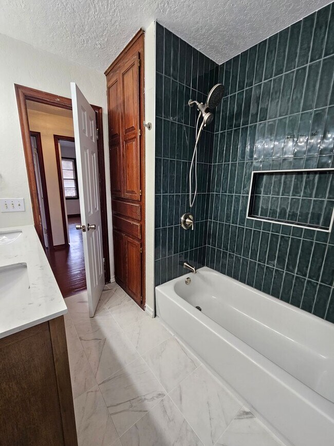 Building Photo - (3) Bed/(1) Bath Close to Campus Avail NOW!!