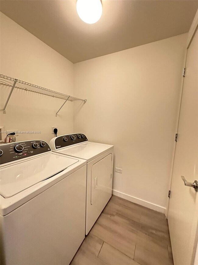 Building Photo - 999 SW 1st Ave