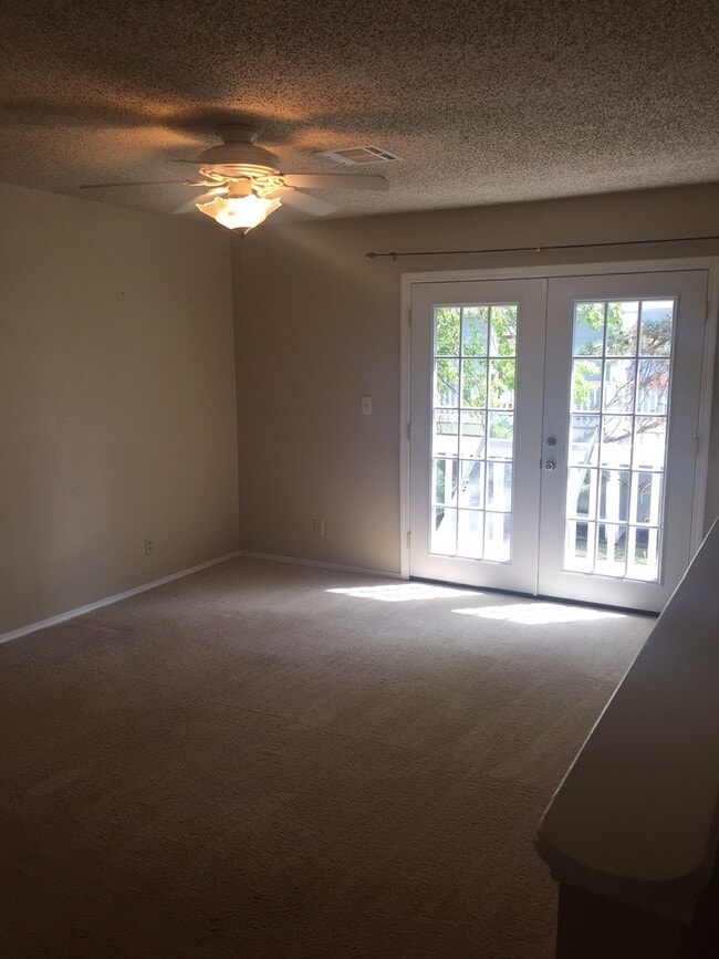 Building Photo - Darling 1 Bed, 1.5 Bath Townhouse with sma...
