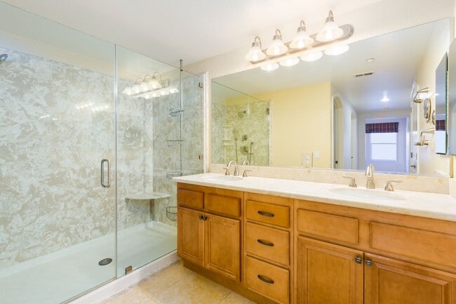 Building Photo - Expansive Marina District 2 Bedroom at Cit...