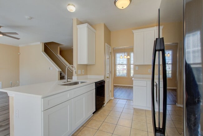 Building Photo - 3 Bed, 2.5 Bath Home Conveniently Located ...