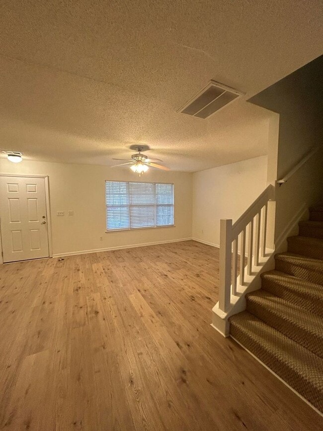 Building Photo - Oak Bluff Townhome