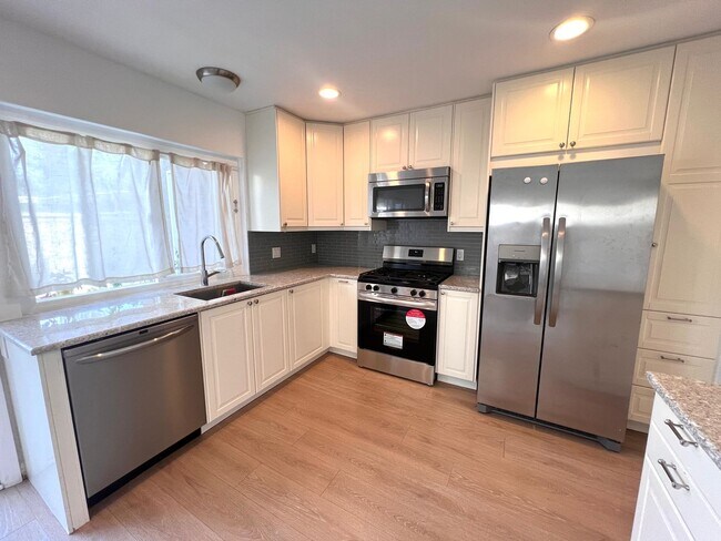 Building Photo - Stunning 2 Bedroom located in Irvine.
