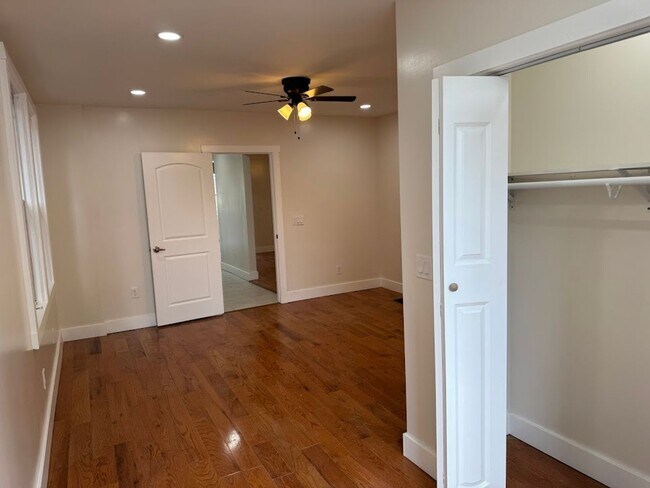 Building Photo - Great 1st Floor Duplex in Squirrel Hill! Available NOW!