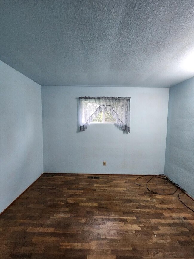 Building Photo - 3 bedroom 1 Bath House on Well