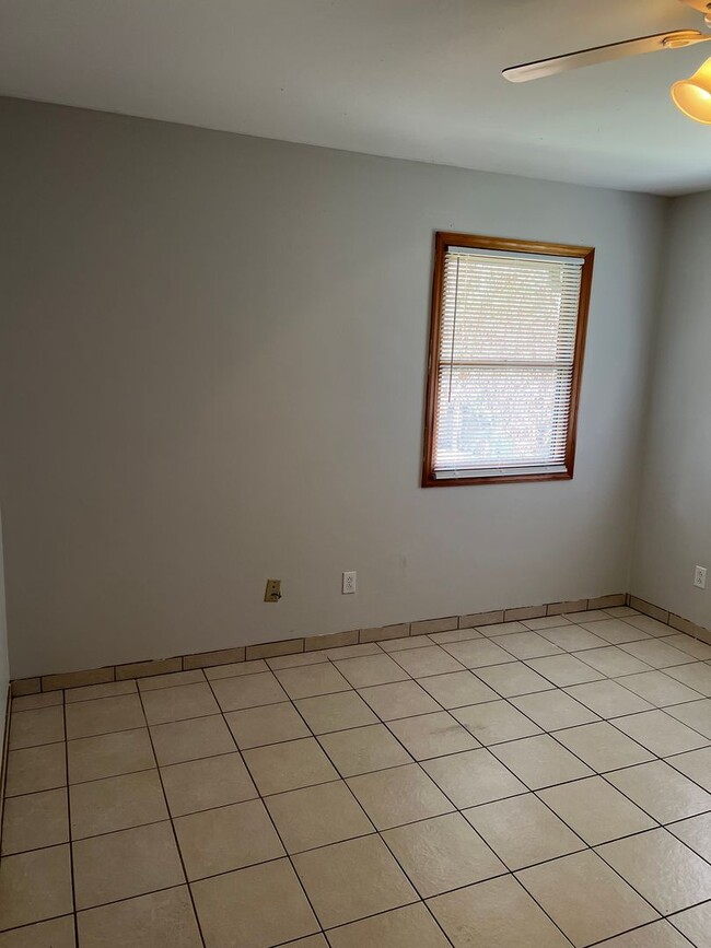 Building Photo - 3 BEDROOM, 2 BATH HOME WITH TILE THROUGHOUT & CLOSE TO THE TURNPIKE