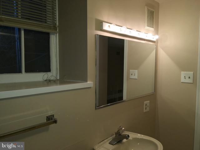 Building Photo - 1906 Fairmount Ave