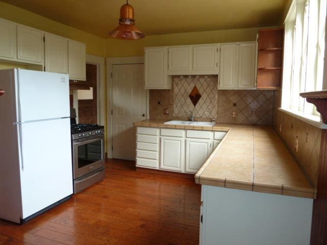 good size kitchen - 1319 NE AINSWORTH STREET