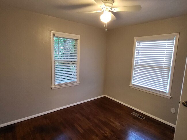 Building Photo - Beautiful 3 bedroom house with granite countertops and central heat and air