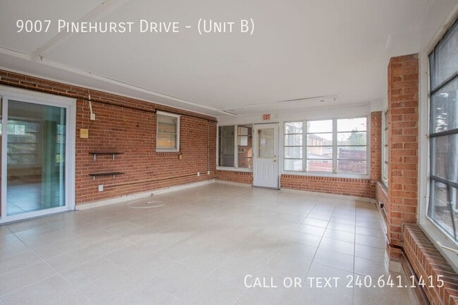 Building Photo - 9007 Pinehurst Dr