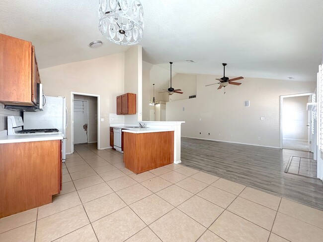 Building Photo - East El Paso 3bed/2bath Refrig A/C!