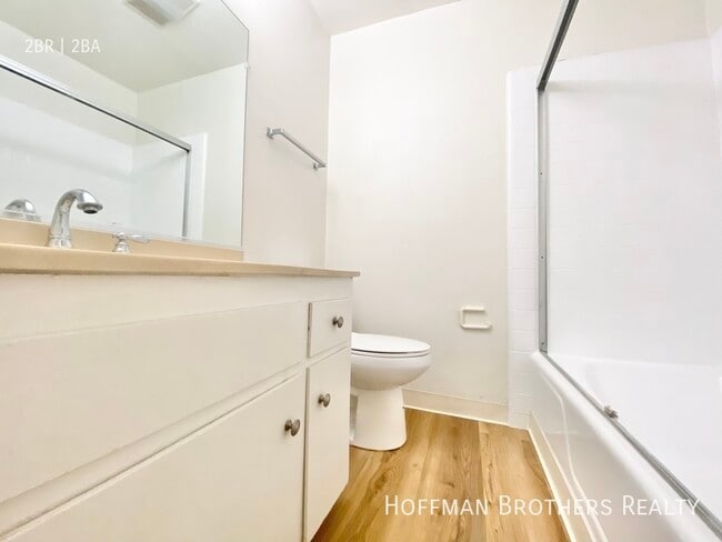 Building Photo - 11924 Montana Ave Los Angeles, CA 90049