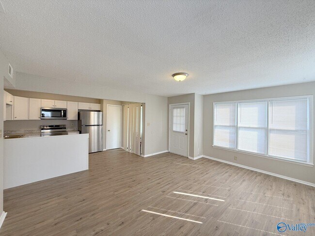 Building Photo - 2700 Lantern Walk SE