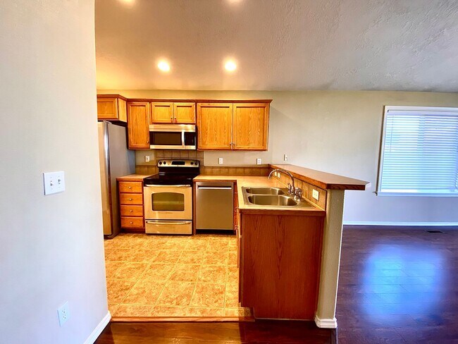 Building Photo - 3 bedroom 2 bath Walking Distance to Sage Valley Middle School