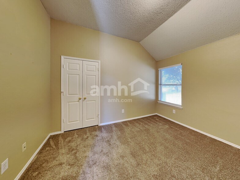 Building Photo - 6215 Hillside Ln