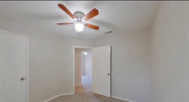 Building Photo - MOVE IN READY