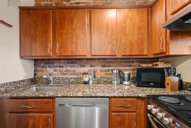 Building Photo - 482 Beacon St