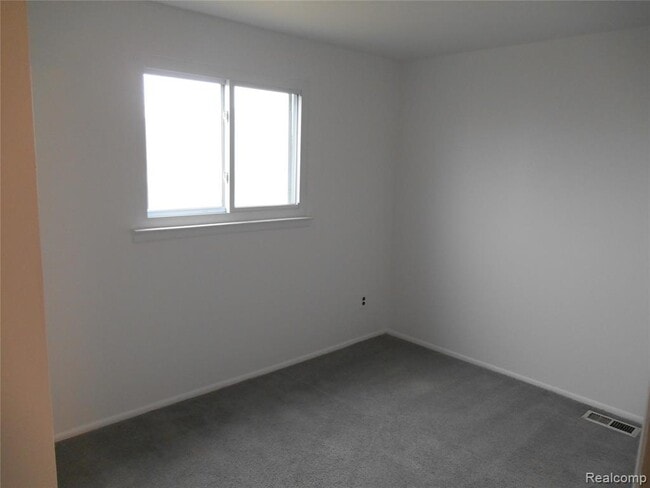 Building Photo - 1440 W Elmwood Ave