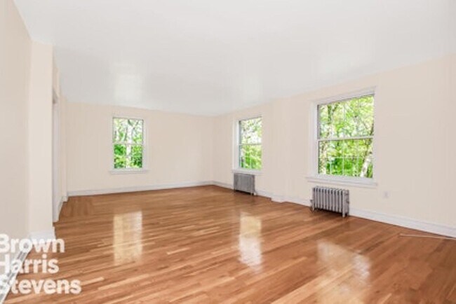 Primary Photo - 4513 Manhattan College Pkwy
