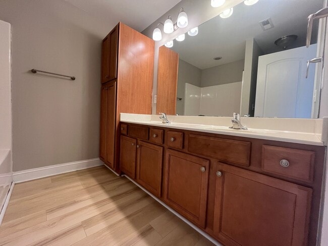 Building Photo - Expansive 3/3 Available Now!