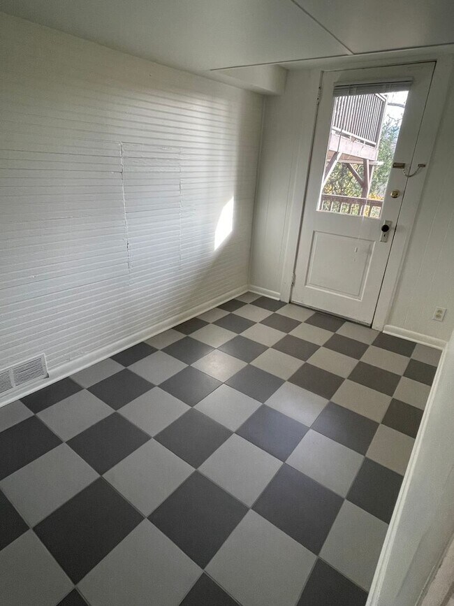 Building Photo - Great Montford location, Partially Furnished Studio Apartment, Utilities Included!