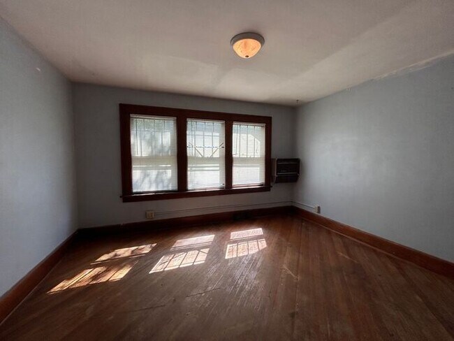 Building Photo - $1,800 | 3 Bedroom, 2 Bathroom Multi Floor...