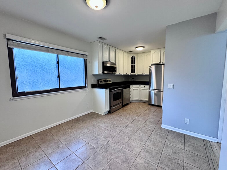 Building Photo - 2440 Glengyle Dr