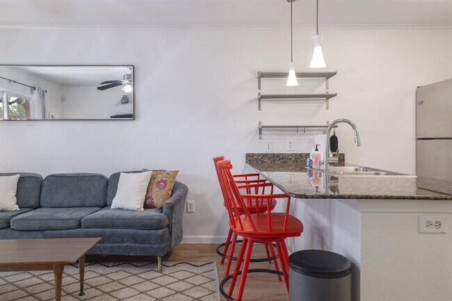 Building Photo - 1422 Collier St