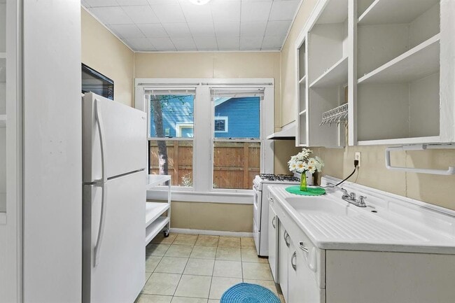 Building Photo - 4205 Avenue B
